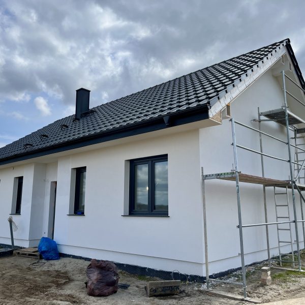 Kompleksowa budowa murowanego energooszczędnego domu jednorodzinnego do stanu deweloperskiego o pow. 85 m2, okolice Namysłowa. Projekt firmy Z500 – Z735