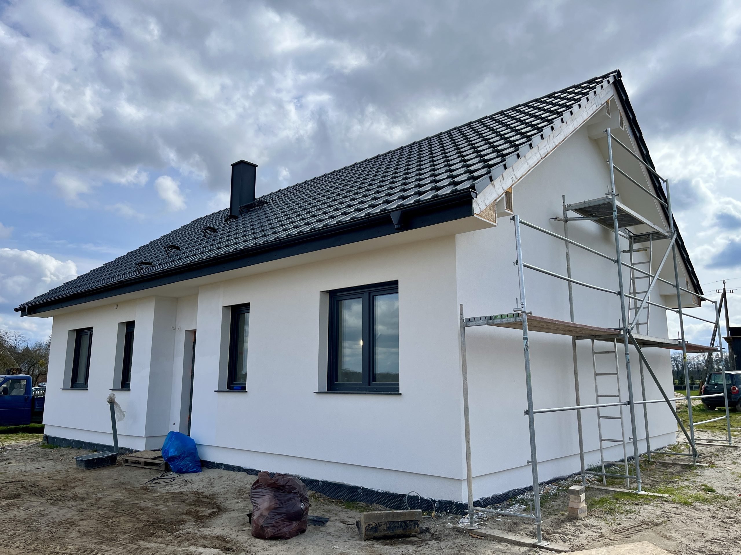 Kompleksowa budowa murowanego energooszczędnego domu jednorodzinnego do stanu deweloperskiego o pow. 85 m2, okolice Namysłowa. Projekt firmy Z500 – Z735