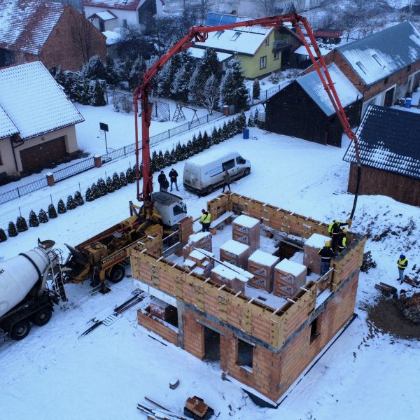Kompleksowa budowa murowanego energooszczędnego domu jednorodzinnego do stanu surowego zamkniętego 90 m2, Namysłów. Projekt firmy Archon: Dom w Kronselkach
