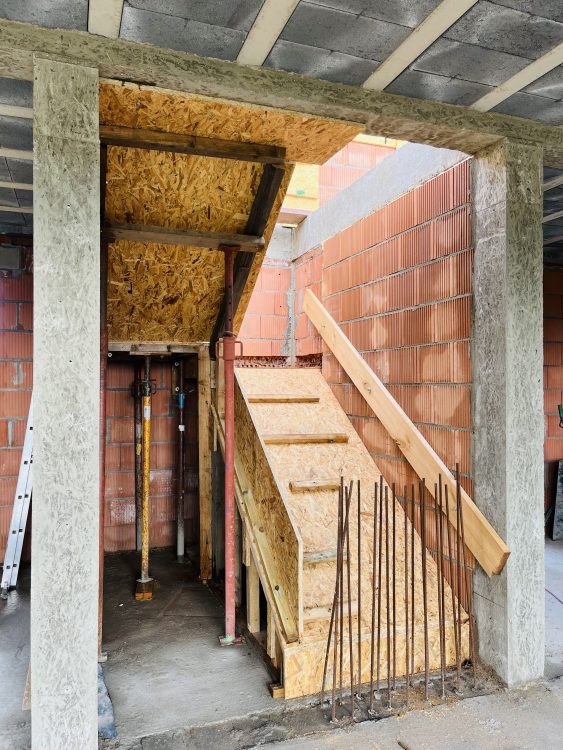 PROJEKT DOM W MALINÓWKACH 11 VER. 2 - FIRMY ARCHON - PRZYGOTOWANIE SZALUNKÓW POD SCHODY ŻELBETOWE