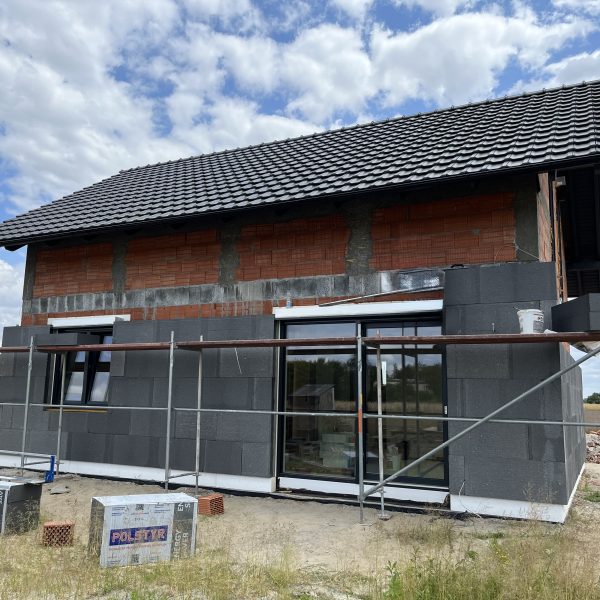 Kompleksowa budowa murowanego energooszczędnego domu jednorodzinnego do stanu deweloperskiego o pow. 89m2, okolice Namysłowa. Projekt firmy Z500 – Z210 - OCIEPLANIE ŚCIAN ZEWNĘTRZNYCH