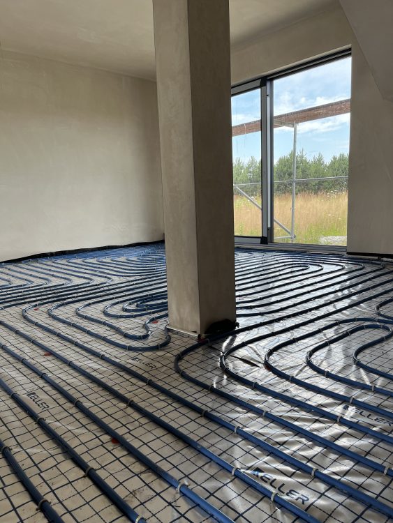 Kompleksowa budowa murowanego energooszczędnego domu jednorodzinnego do stanu deweloperskiego o pow. 89m2, okolice Namysłowa. Projekt firmy Z500 – Z210 - MONTAŻ INSTALACJI OGRZEWANIA PODŁOGOWEGO