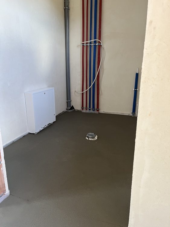 Kompleksowa budowa murowanego energooszczędnego domu jednorodzinnego do stanu deweloperskiego o pow. 89m2, okolice Namysłowa. Projekt firmy Z500 – Z210 - WYKONANIE POSADZEK WEWNĘTRZNYCH