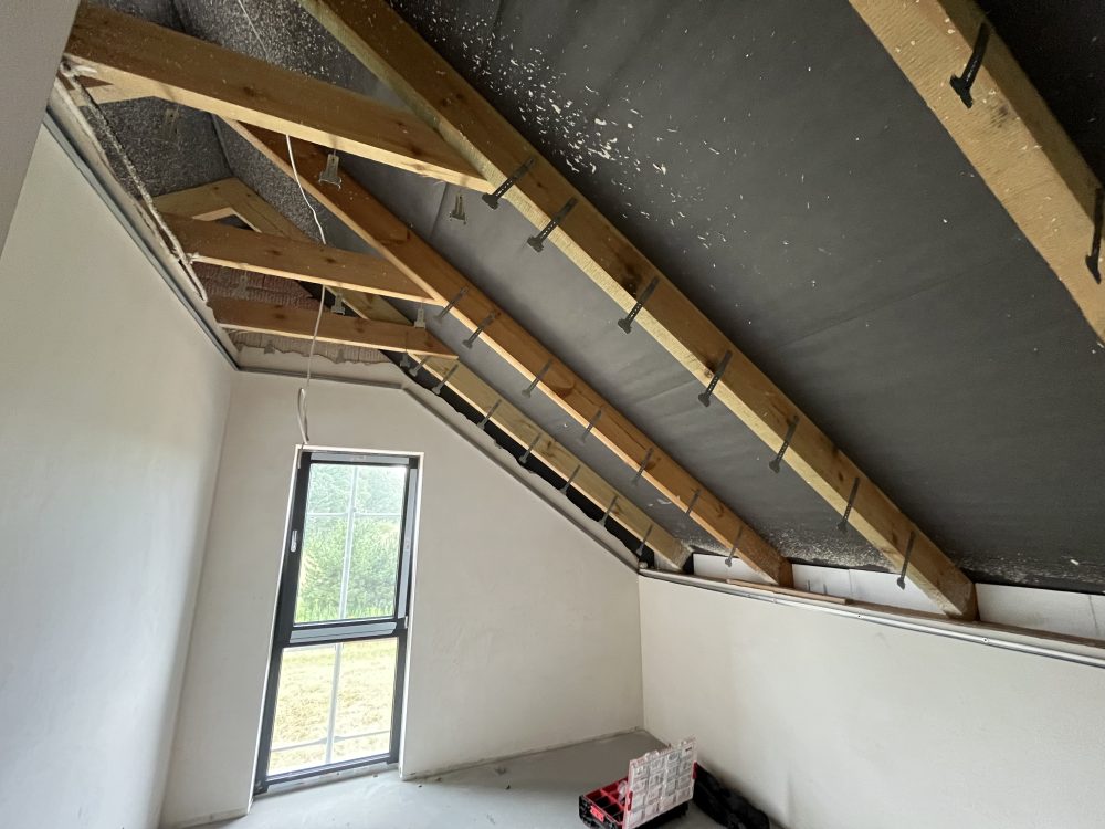 Kompleksowa budowa murowanego energooszczędnego domu jednorodzinnego do stanu deweloperskiego o pow. 89m2, okolice Namysłowa. Projekt firmy Z500 – Z210 - MONTAŻ PROFILI POD ZABUDOWĘ PODDASZA