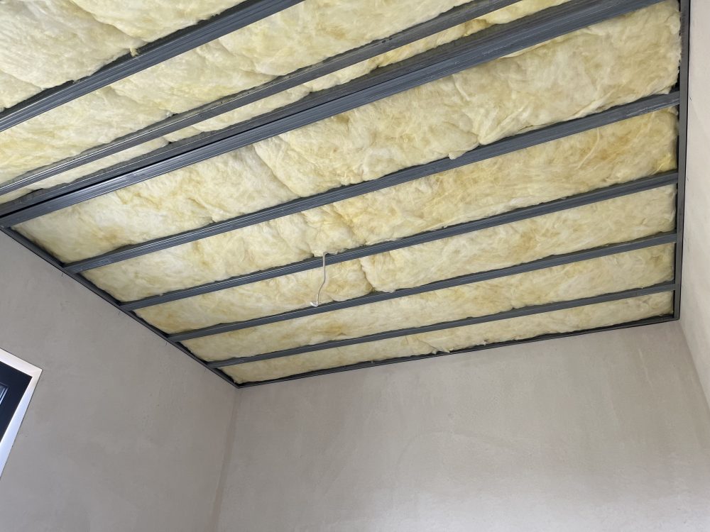 Kompleksowa budowa murowanego energooszczędnego domu jednorodzinnego do stanu deweloperskiego o pow. 89m2, okolice Namysłowa. Projekt firmy Z500 – Z210 - WYKONANIE IZOLACJI TERMICZNEJ PODDASZA