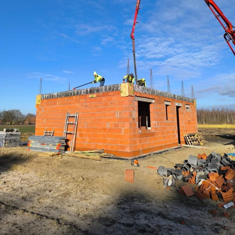 Kompleksowa budowa murowanego energooszczędnego domu jednorodzinnego do stanu deweloperskiego o pow. 89m2, okolice Namysłowa. Projekt firmy Z500 – Z210 - ZALANY STROP