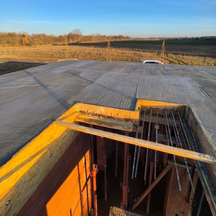 Kompleksowa budowa murowanego energooszczędnego domu jednorodzinnego do stanu deweloperskiego o pow. 89m2, okolice Namysłowa. Projekt firmy Z500 – Z210 - ZALANY STROP