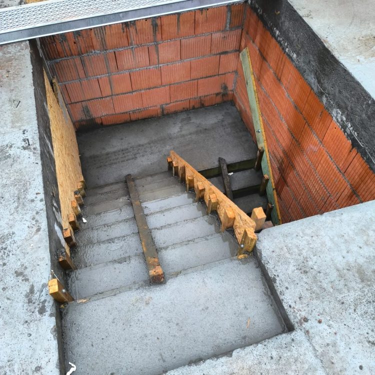 Kompleksowa budowa murowanego energooszczędnego domu jednorodzinnego do stanu deweloperskiego o pow. 89m2, okolice Namysłowa. Projekt firmy Z500 – Z210 - ZALANE SCHODY ORAZ WIENIEC ŚCIANY KOLANKOWEJ