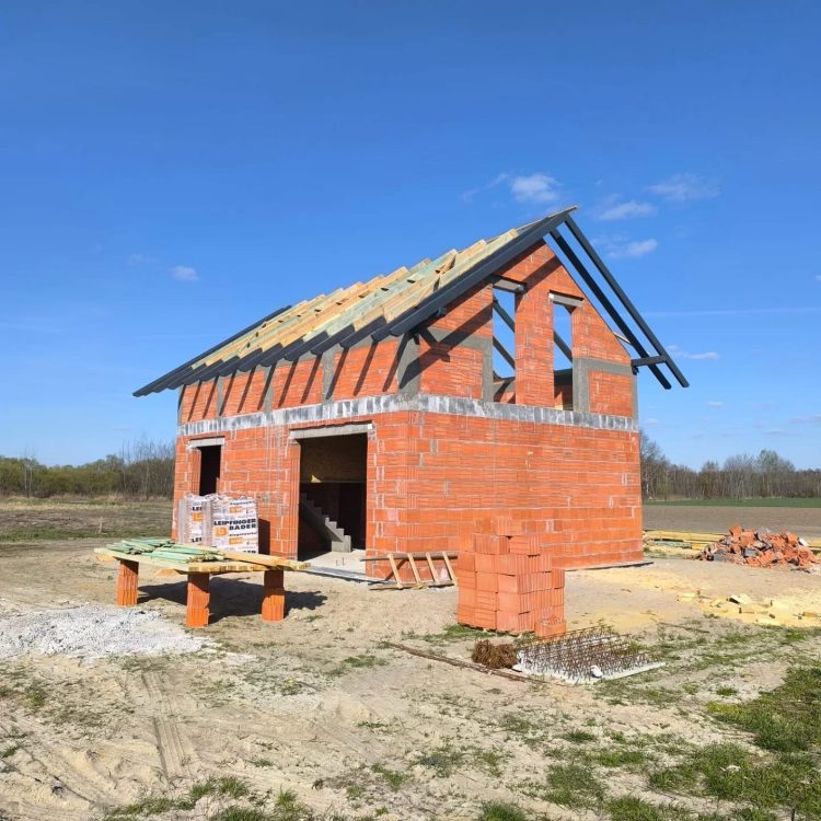 Kompleksowa budowa murowanego energooszczędnego domu jednorodzinnego do stanu deweloperskiego o pow. 89m2, okolice Namysłowa. Projekt firmy Z500 – Z210 - WIĘŹBA GOTOWA