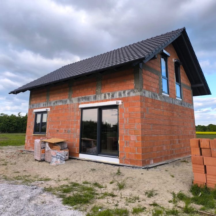 Kompleksowa budowa murowanego energooszczędnego domu jednorodzinnego do stanu deweloperskiego o pow. 89m2, okolice Namysłowa. Projekt firmy Z500 – Z210 - MONTAŻ STOLARKI OKIENNEJ