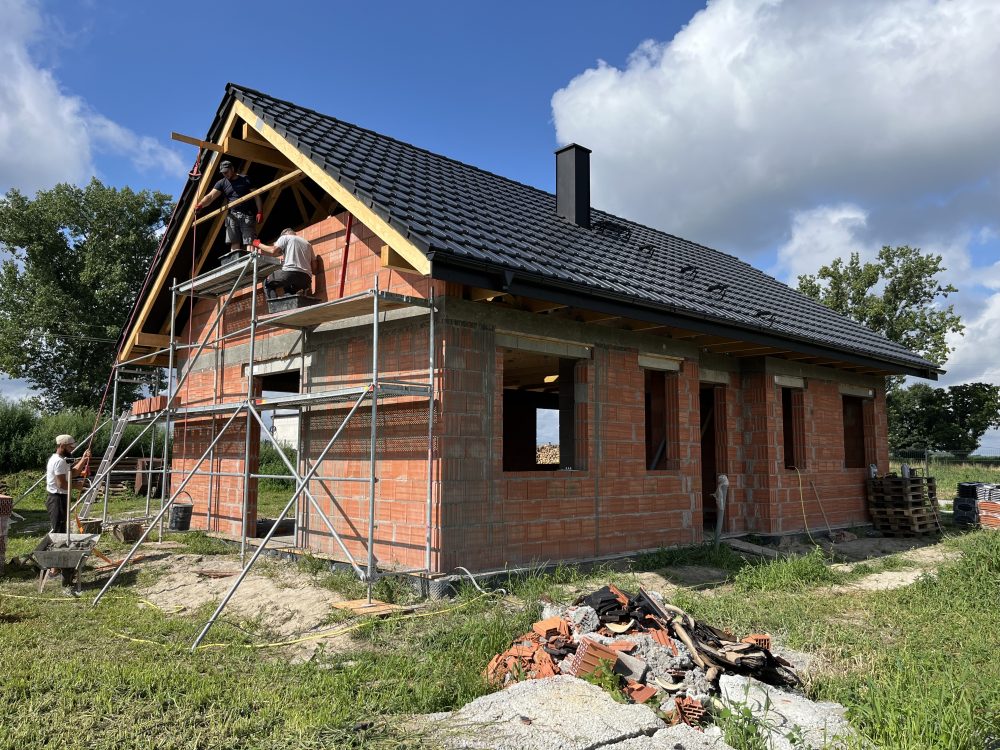 Kompleksowa budowa murowanego energooszczędnego domu jednorodzinnego do stanu deweloperskiego o pow. 85 m2, okolice Namysłowa. Projekt firmy Z500 – Z735
