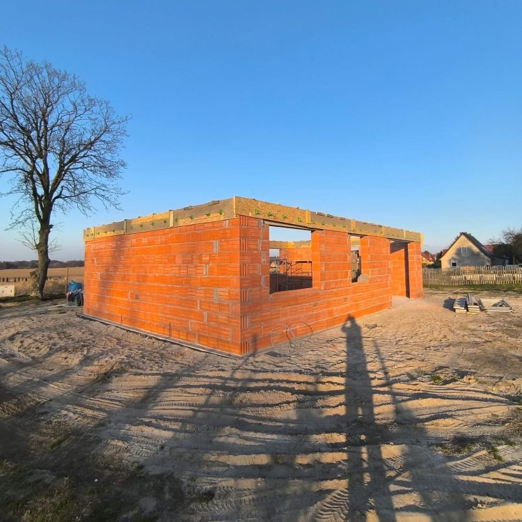 Kompleksowa budowa murowanego energooszczędnego domu jednorodzinnego do stanu deweloperskiego o pow. 85 m2, okolice Namysłowa. Projekt firmy Z500 – Z735