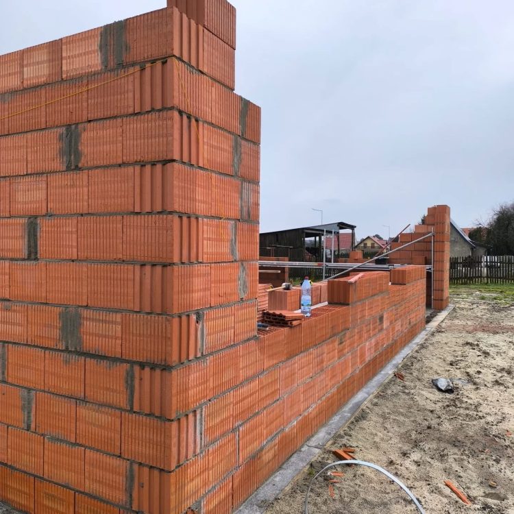 Kompleksowa budowa murowanego energooszczędnego domu jednorodzinnego do stanu deweloperskiego o pow. 85 m2, okolice Namysłowa. Projekt firmy Z500 – Z735