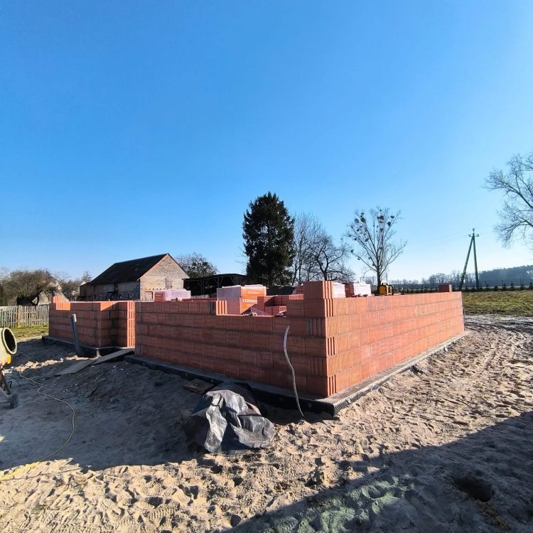 Kompleksowa budowa murowanego energooszczędnego domu jednorodzinnego do stanu deweloperskiego o pow. 85 m2, okolice Namysłowa. Projekt firmy Z500 – Z735