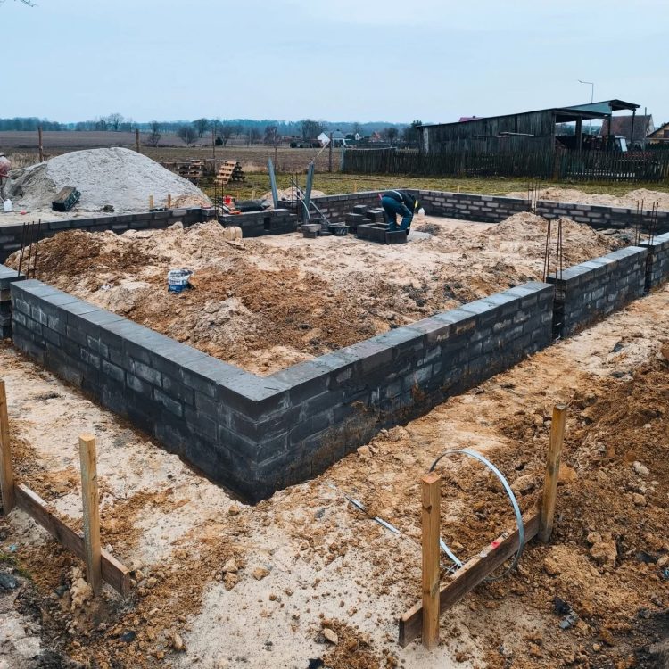 Kompleksowa budowa murowanego energooszczędnego domu jednorodzinnego do stanu deweloperskiego o pow. 85 m2, okolice Namysłowa. Projekt firmy Z500 – Z735