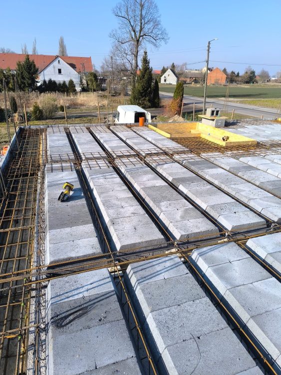 Kompleksowa budowa murowanego energooszczędnego domu jednorodzinnego 119 m2, gmina Wilków. Projekt firmy LELO DESIGN: Jaskółka 3