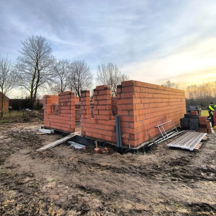 Kompleksowa budowa murowanego energooszczędnego domu jednorodzinnego 119 m2, gmina Wilków. Projekt firmy LELO DESIGN: Jaskółka 3