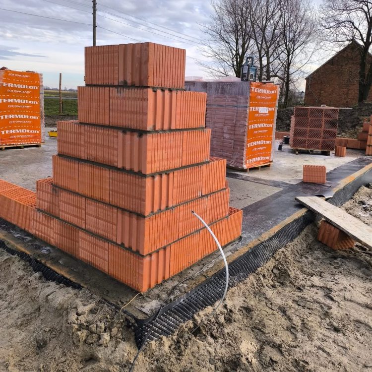 Kompleksowa budowa murowanego energooszczędnego domu jednorodzinnego 119 m2, gmina Wilków. Projekt firmy LELO DESIGN: Jaskółka 3