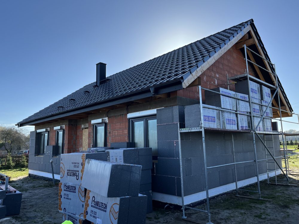 Kompleksowa budowa murowanego energooszczędnego domu jednorodzinnego do stanu deweloperskiego o pow. 85 m2, okolice Namysłowa. Projekt firmy Z500 – Z735