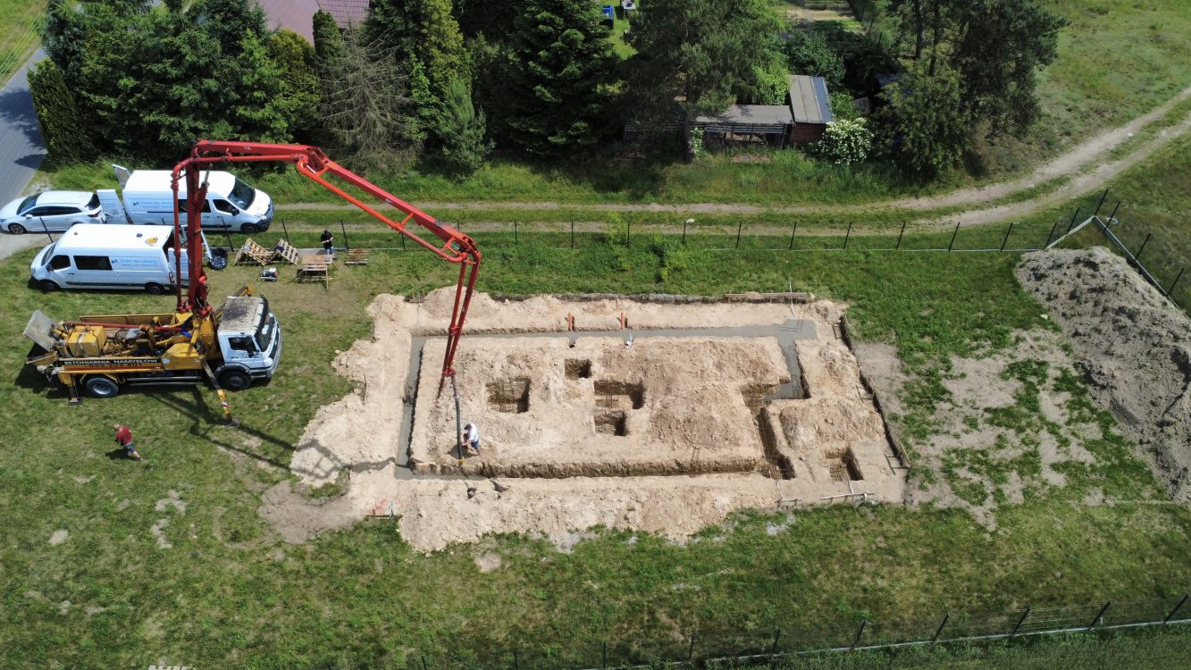 Kompleksowa budowa murowanego energooszczędnego domu jednorodzinnego 94 m2, okolice Namysłowa. Projekt firmy Archon: Dom w Kosaćcach 27