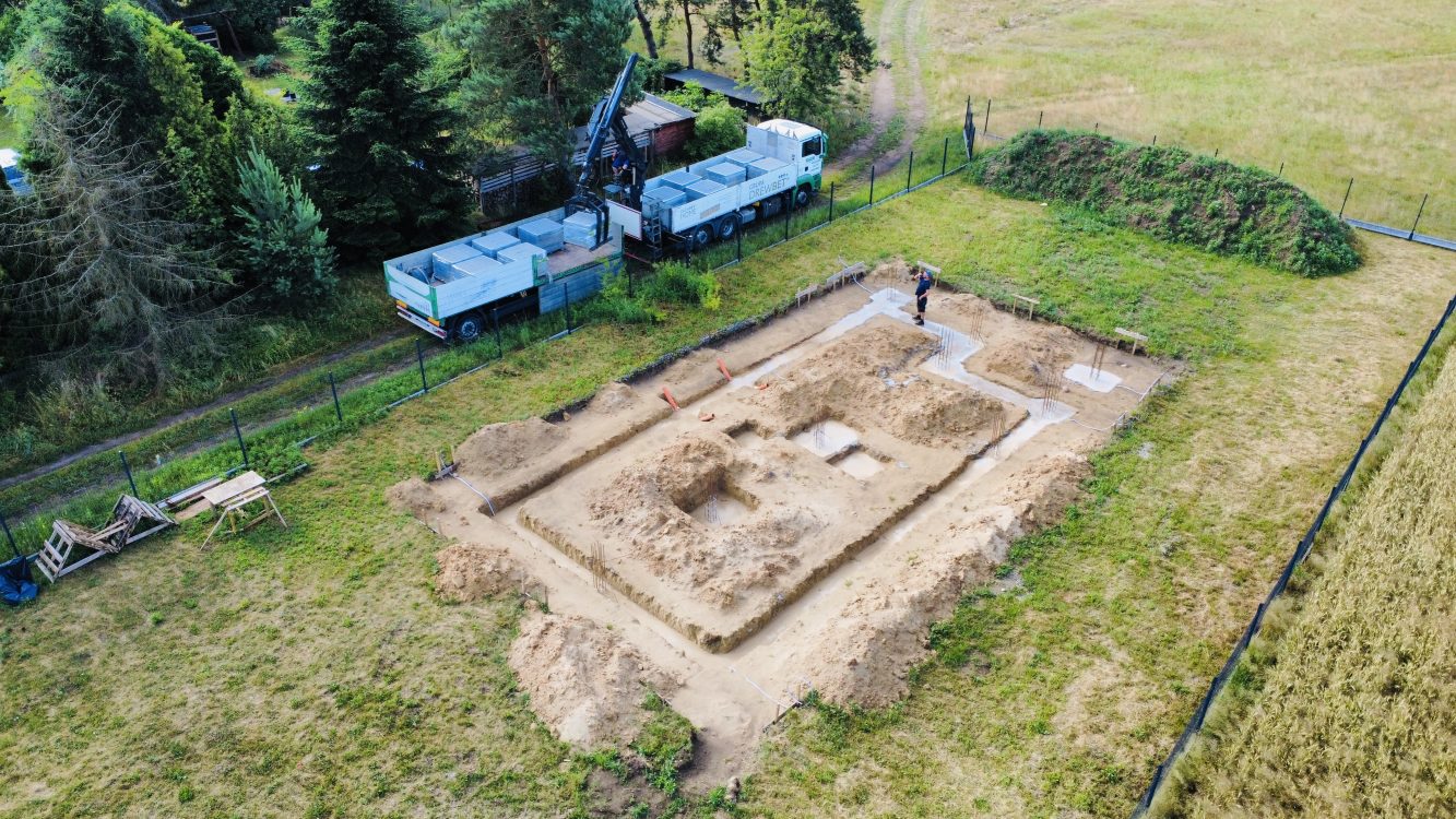 Kompleksowa budowa murowanego energooszczędnego domu jednorodzinnego 94 m2, okolice Namysłowa. Projekt firmy Archon: Dom w Kosaćcach 27