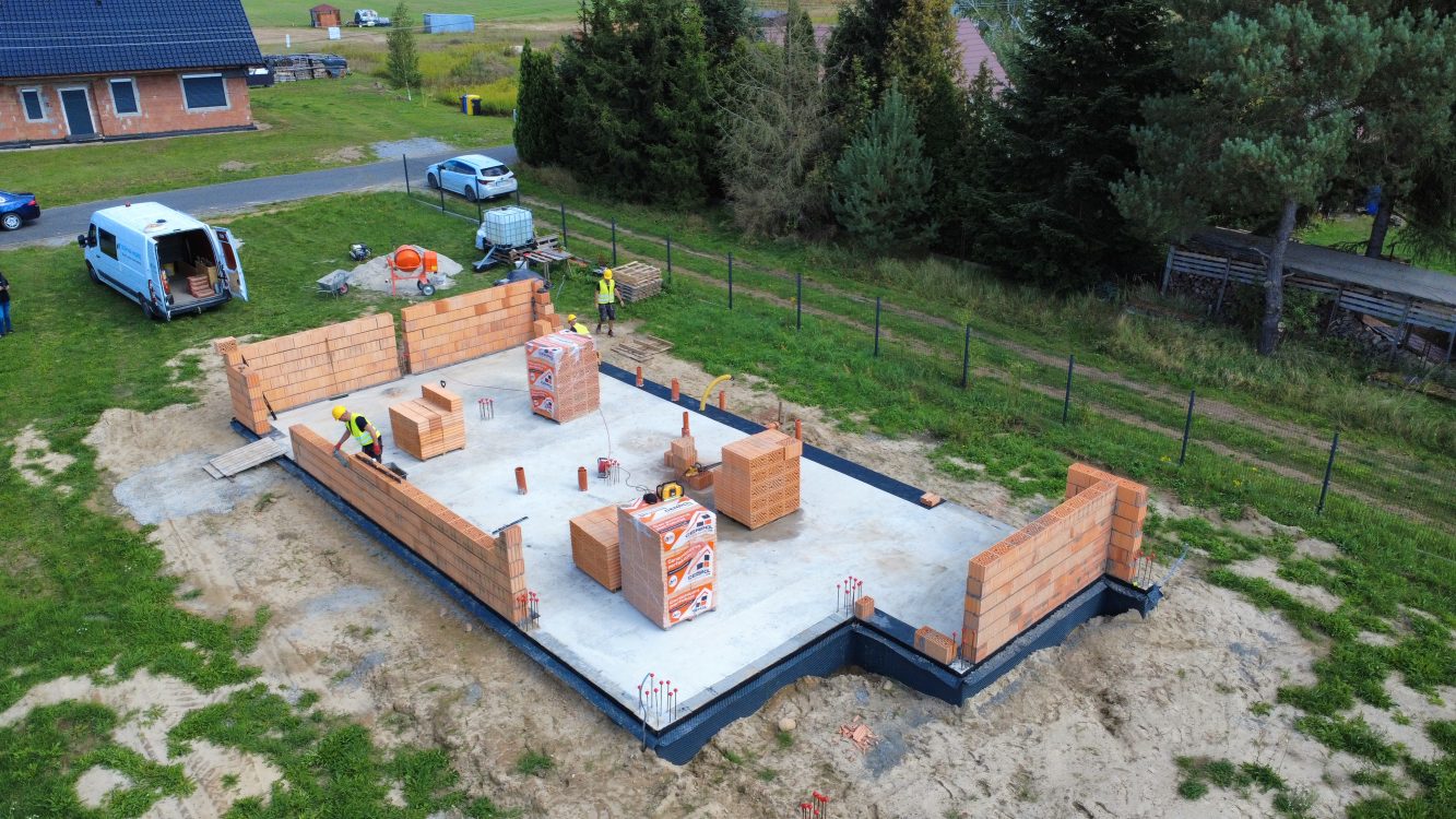 Kompleksowa budowa murowanego energooszczędnego domu jednorodzinnego 94 m2, okolice Namysłowa. Projekt firmy Archon: Dom w Kosaćcach 27