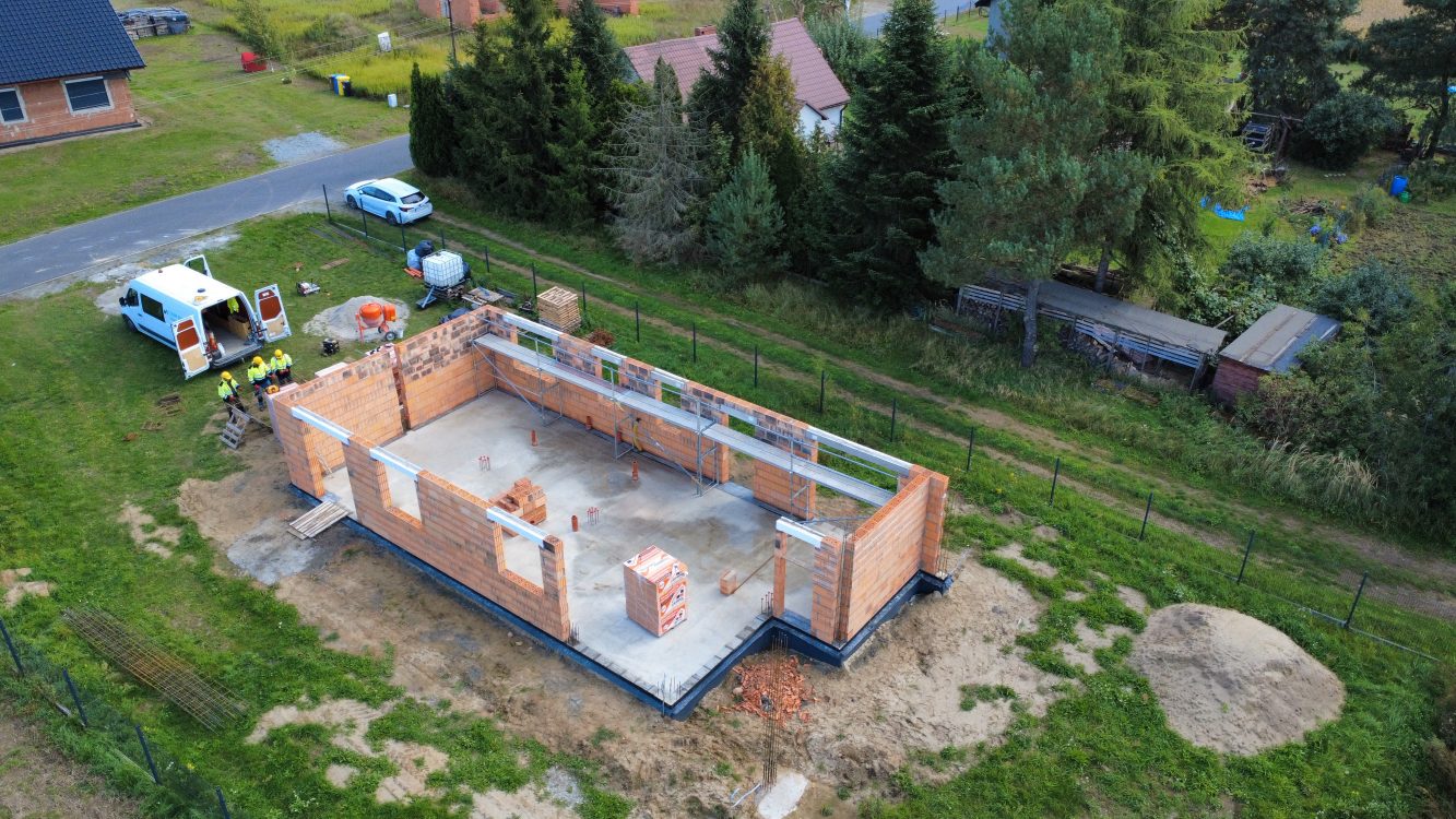 Kompleksowa budowa murowanego energooszczędnego domu jednorodzinnego 94 m2, okolice Namysłowa. Projekt firmy Archon: Dom w Kosaćcach 27